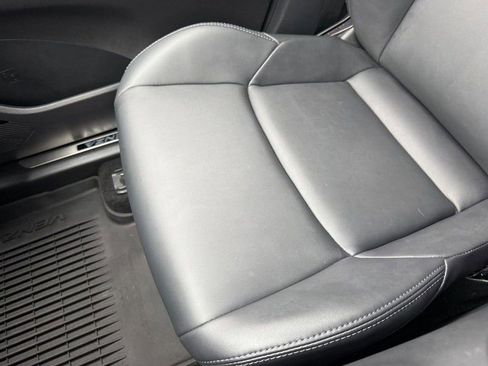 Used 2023 Toyota Venza XLE image 27