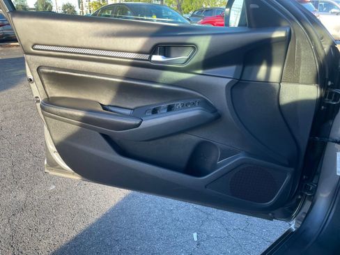 Used 2025 Nissan Altima 2.5 SV image 18