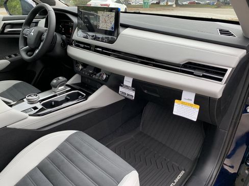 New 2025 Mitsubishi Outlander SE image 25