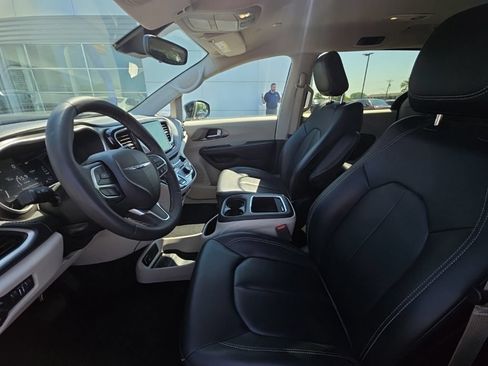 Used 2024 Chrysler Pacifica Limited FWD image 12