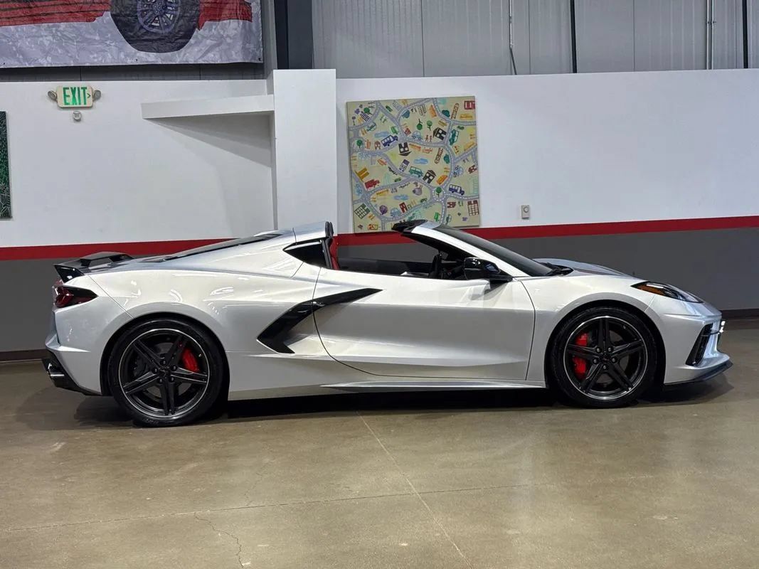 Used 2024 Chevrolet Corvette Stingray Preferred Cpe w/ Z51 Performance Package RWD image 3