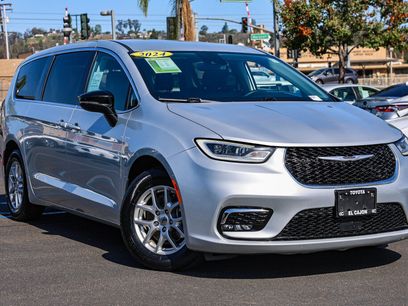 Used 2024 Chrysler Pacifica Touring-L