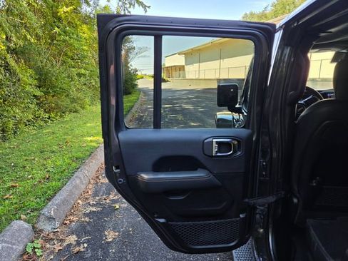 Used 2025 Jeep Wrangler Unlimited Sahara AWD/4WD image 27