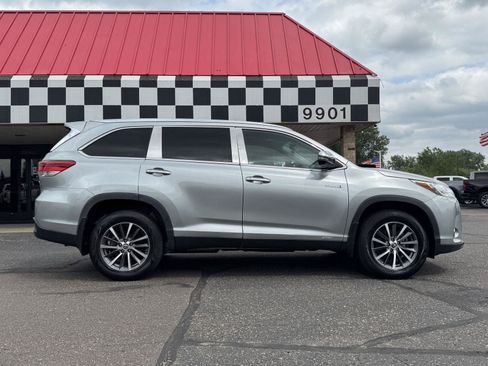 Used 2019 Toyota Highlander XLE AWD/4WD image 8