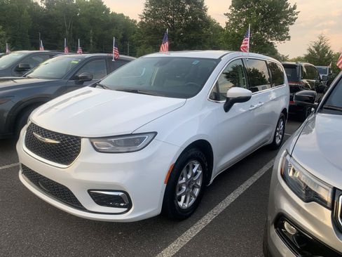 Used 2023 Chrysler Pacifica Touring-L FWD image 3