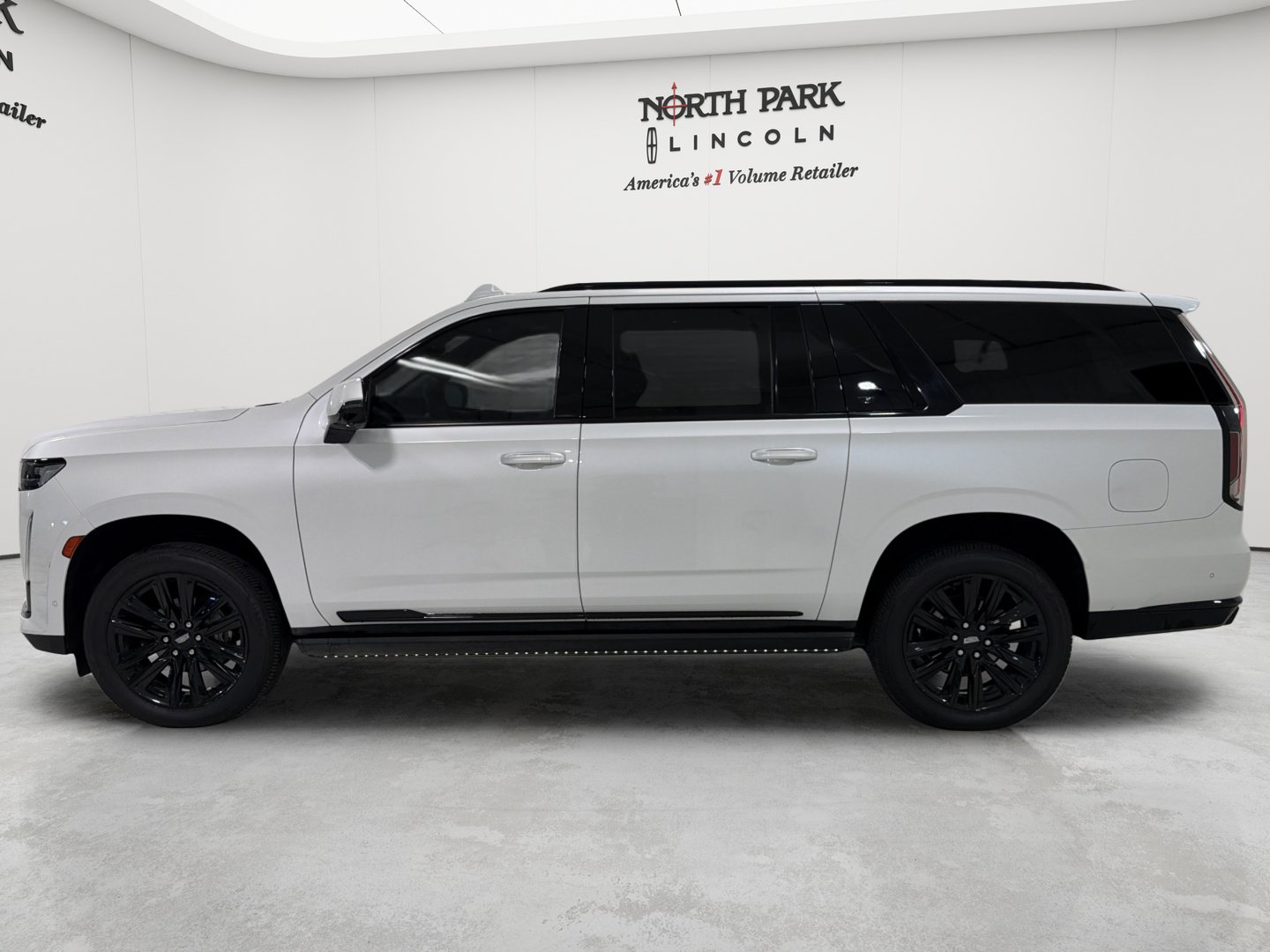 Used 2021 Cadillac Escalade ESV Sport Platinum w/ Heavy-Duty Trailer Package AWD/4WD image 2