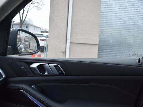Used 2025 BMW X7 xDrive40i w/ Premium Package image 19