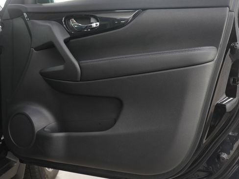 Used 2018 Nissan Rogue SL w/ Premium Package image 9