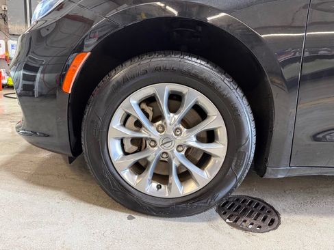 Certified 2023 Chrysler Pacifica Touring-L AWD/4WD image 35