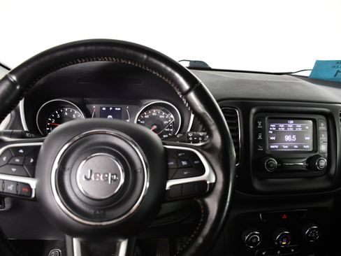 Used 2018 Jeep Compass Latitude w/ Cold Weather Group AWD/4WD image 16