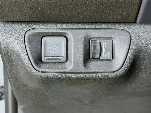 Used 2023 GMC Acadia SLT w/ Elevation Edition image 17