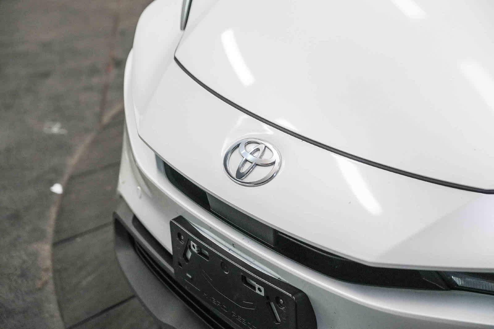Used 2024 Toyota Prius LE FWD image 3
