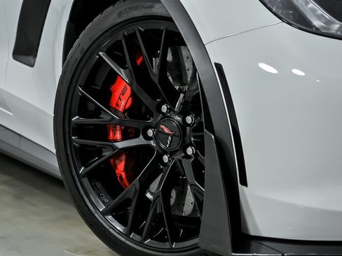 Used 2016 Chevrolet Corvette Z06 w/ 3LZ Preferred Equipment Group RWD image 3