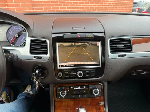 Used 2013 Volkswagen Touareg VR6 image 12