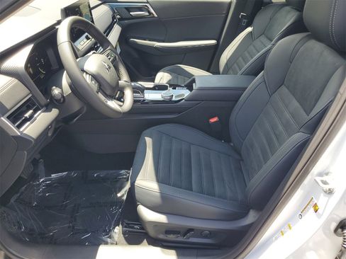 New 2025 Mitsubishi Outlander SE image 5