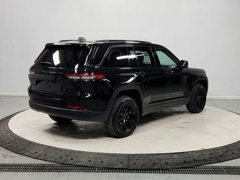 Used 2024 Jeep Grand Cherokee Altitude image 7