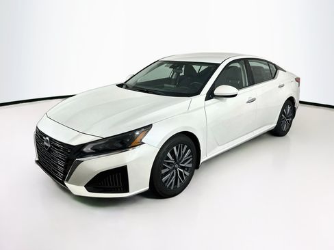 Used 2023 Nissan Altima 2.5 SV FWD image 3