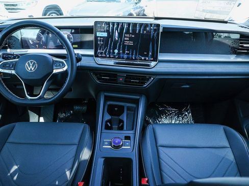 New 2025 Volkswagen Tiguan SE image 29
