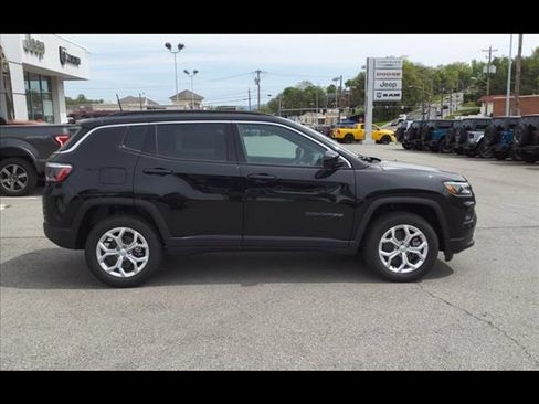 Used 2024 Jeep Compass Latitude AWD/4WD image 3