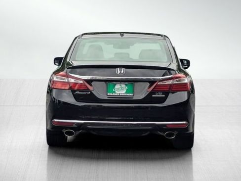 Used 2017 Honda Accord Touring image 5