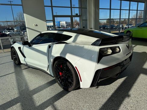 Used 2016 Chevrolet Corvette Z06 w/ 3LZ Preferred Equipment Group image 5