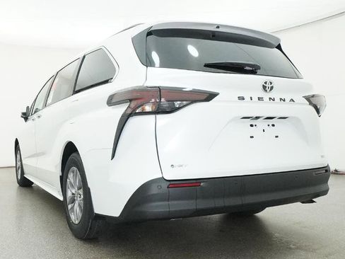 New 2026 Toyota Sienna XLE image 7