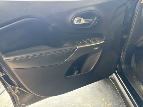 Used 2019 Jeep Cherokee Limited w/ Technology Group image 20