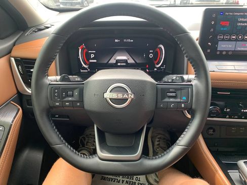 Used 2025 Nissan Rogue Platinum FWD image 2