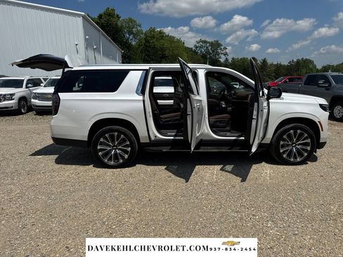 Used 2025 Chevrolet Suburban High Country w/ Sun And Tow Package AWD/4WD image 15
