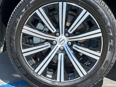 Certified 2025 Volvo XC90 B6 Plus image 34