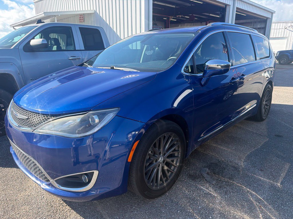 Used 2018 Chrysler Pacifica Limited w/ Tire & Wheel Group FWD image 1