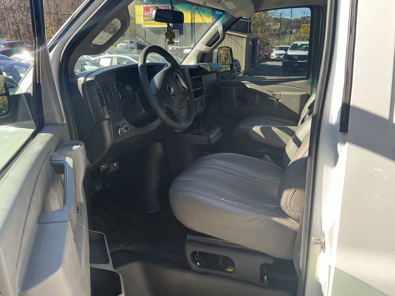 Used 2018 Chevrolet Express 2500 Extended RWD image 9