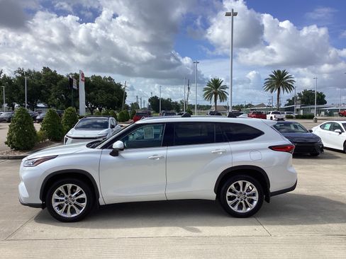 Used 2023 Toyota Highlander Limited FWD image 4