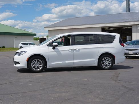 Used 2021 Chrysler Voyager LX FWD image 6
