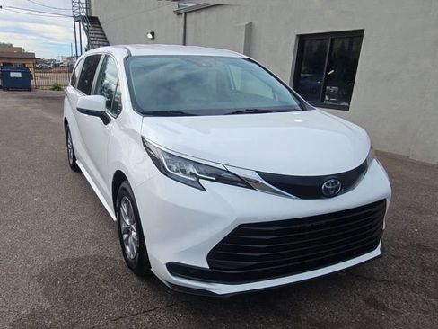 Used 2023 Toyota Sienna LE image 2