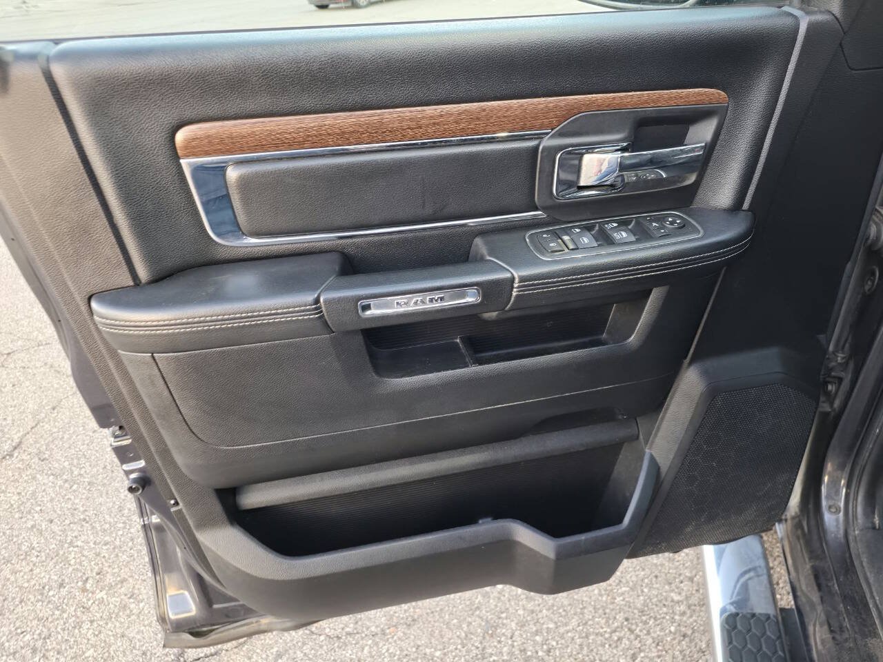 Used 2015 RAM 1500 Laramie w/ Convenience Group AWD/4WD image 10