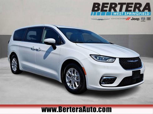 Certified 2023 Chrysler Pacifica Touring-L FWD image 1