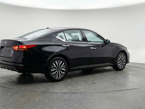 Used 2025 Nissan Altima 2.5 SV image 9