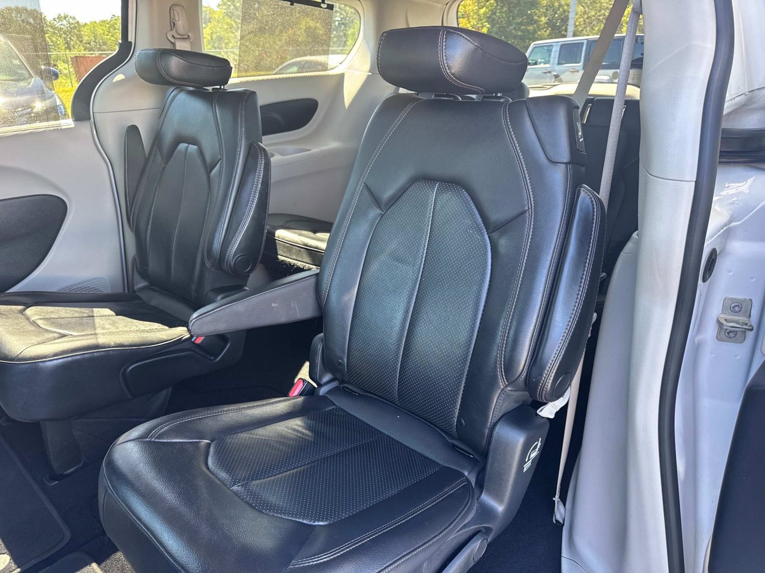 Used 2019 Chrysler Pacifica Touring-L FWD image 27