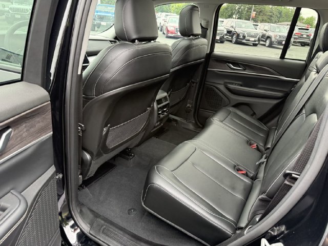 Used 2024 Jeep Grand Cherokee Limited AWD/4WD image 12