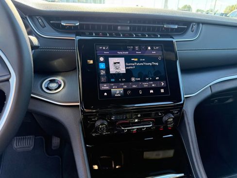 New 2025 Jeep Grand Cherokee Altitude image 17