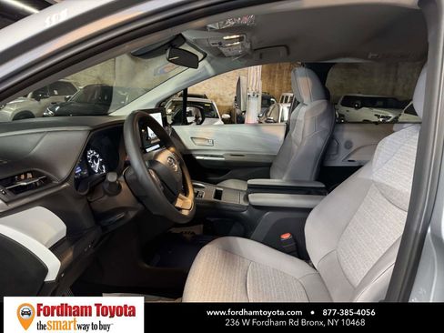 Used 2025 Toyota Sienna LE image 17