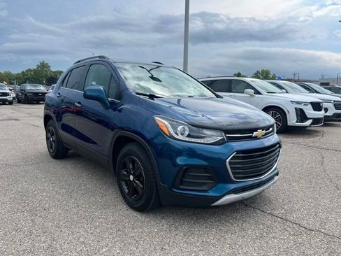 Used 2019 Chevrolet Trax LT w/ Sun & Sound Package FWD image 3