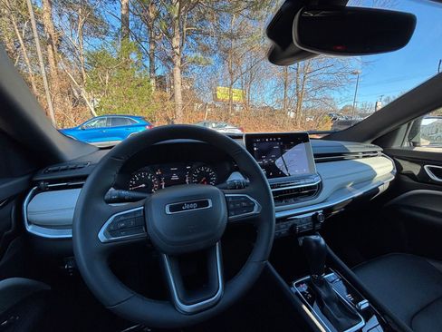 Used 2025 Jeep Compass Limited image 34