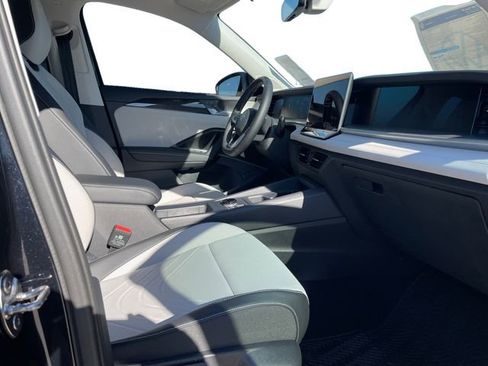 New 2025 Volkswagen Tiguan SE image 15