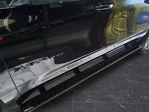 Used 2025 Chevrolet Suburban Z71 image 12