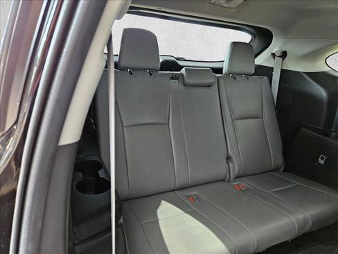 Used 2022 Toyota Highlander XLE FWD image 16