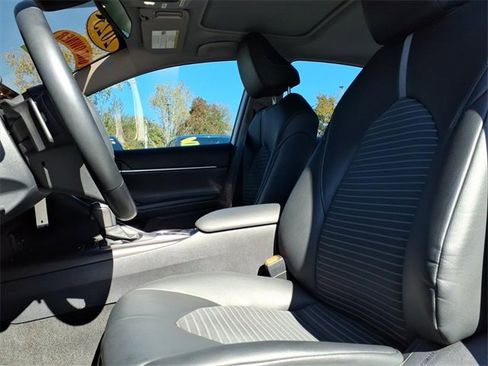 Used 2023 Toyota Camry SE image 19