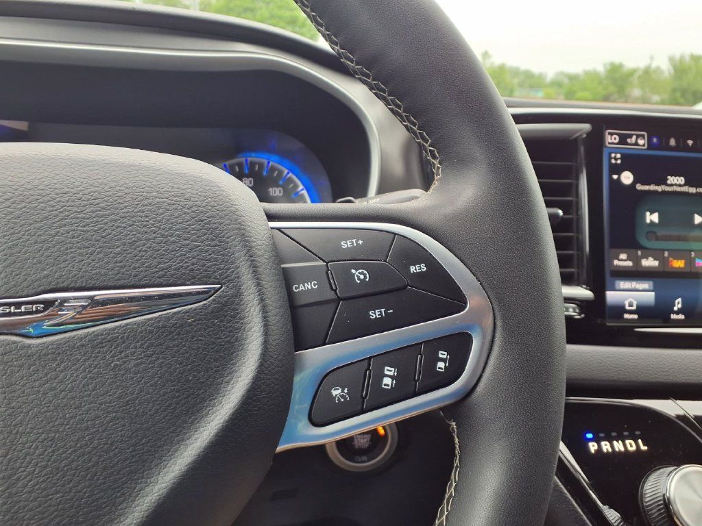 Used 2025 Chrysler Pacifica Select FWD image 10