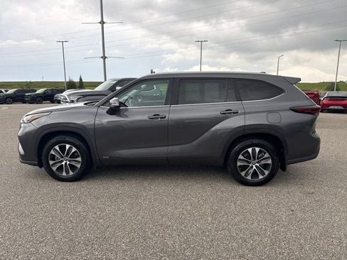 Used 2024 Toyota Highlander XLE AWD/4WD image 9